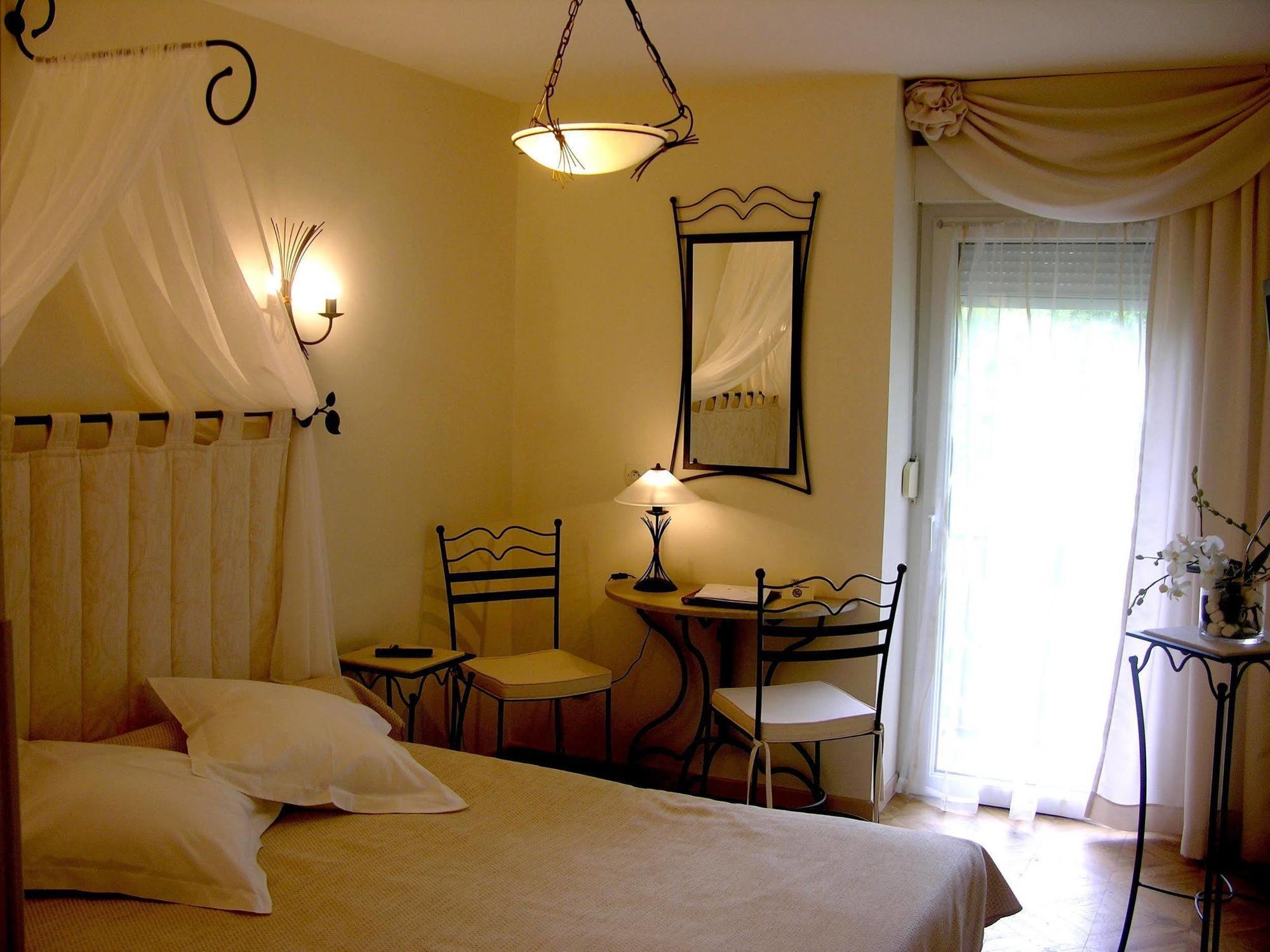 Logis Hotel Restaurant Les Norias Cazilhac  Bagian luar foto